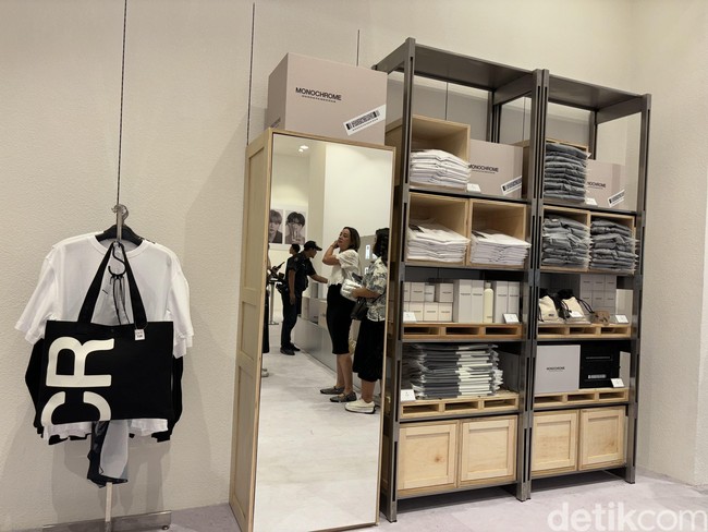 Ini spot lainnya yang tak bisa kamu lewatkan untuk mirror selfie. Tepat di sebelahnya ada rak yang memuat merchandise eksklusif botol tumblr, mini pouch, t-shirt, candle, hingga storage box. Foto: dok. R Chairini Putong/Wolipop