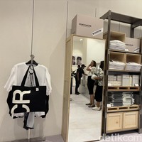 Ini spot lainnya yang tak bisa kamu lewatkan untuk mirror selfie. Tepat di sebelahnya ada rak yang memuat merchandise eksklusif botol tumblr, mini pouch, t-shirt, candle, hingga storage box. Foto: dok. R Chairini Putong/Wolipop