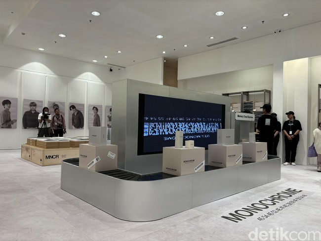 Terletak di tengah ruangan, ada LED yang menampilkan wajah BTS dengan dekorasi bak baggage claim di bandara. Pasti jadi spot incaran buat berfoto ria. Foto: dok. R Chairini Putong/Wolipop