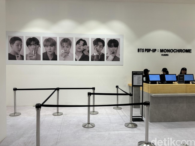 Saat melakukan pembayaran di kasir BTS POP-UP: MONOCHROME IN JAKARTA, visual ARMY dimanjakan dengan foto ganteng Jungkook cs. Foto: dok. R Chairini Putong/Wolipop