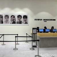 Saat melakukan pembayaran di kasir BTS POP-UP: MONOCHROME IN JAKARTA, visual ARMY dimanjakan dengan foto ganteng Jungkook cs. Foto: dok. R Chairini Putong/Wolipop