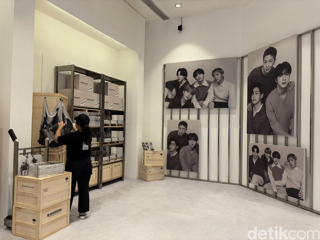 Kabar gembira untuk ARMY Indonesia! BTS POP-UP: MONOCHROME dibuka di Metro Gandaria City Jakarta mulai tanggal 9 Mei hingga 23 Juni 2024. Selama 46 hari, ARMY bisa menikmati pengalaman jajan merch eksklusif BTS yang serba hitam putih. Foto: dok. R Chairini Putong/Wolipop