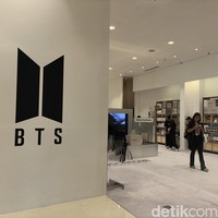 Ada banyak merchandise yang tersedia di BTS POP-UP: MONOCHROME IN JAKARTA seperti postcard, photobook, totebag, dan crewneck shirt dengan range harga mulai dari Rp 59 ribu hingga Rp 3,7 juta! Foto: dok. R Chairini Putong/Wolipop