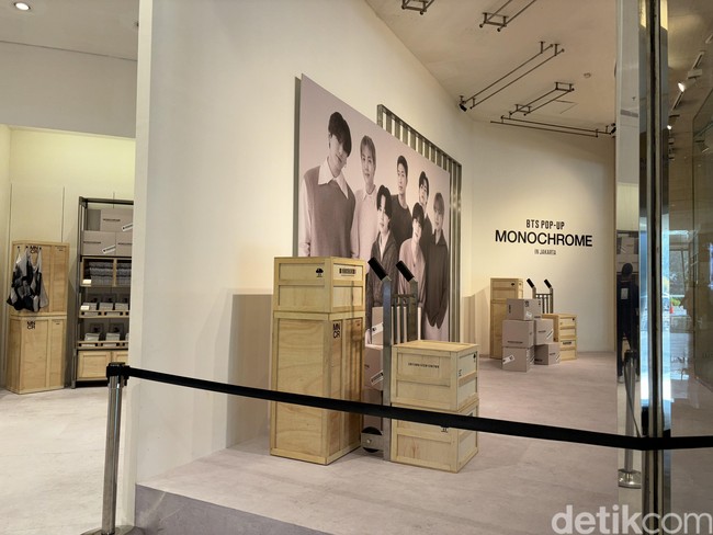 Begitu masuk BTS POP-UP: MONOCHROME IN JAKARTA, kamu akan disambut wajah tampan personel BTS RM, Jin, Suga, J-Hope, Jimin, V, dan Jungkook. Foto: dok. R Chairini Putong/Wolipop