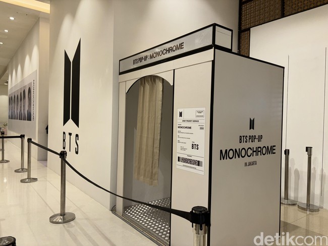 ARMY Indonesia bisa mengantre masuk pop-up store dan mendapat nomor antrian mulai pukul 09.00 WIB di Mini Atrium, yang berada di Lobi Utara Gandaria City. Ada tempat photobooth juga loh ARMY! Foto: dok. R Chairini Putong/Wolipop