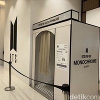 ARMY Indonesia bisa mengantre masuk pop-up store dan mendapat nomor antrian mulai pukul 09.00 WIB di Mini Atrium, yang berada di Lobi Utara Gandaria City. Ada tempat photobooth juga loh ARMY! Foto: dok. R Chairini Putong/Wolipop