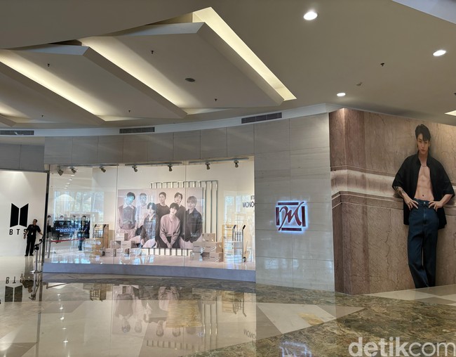 Spesial untuk ARMY Indonesia! Akan ada empat merchandise BTS yang hanya dirilis di Indonesia pada 20 Mei 2024 di Metro Gandaria City Mall Jakarta. Antara lain Bucket Hat Hitam, T-Shirt Hitam, Topi Baseball, dan Crewneck Shirt Putih BTS. Foto: dok. R Chairini Putong/Wolipop
