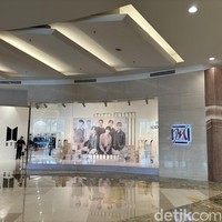 Spesial untuk ARMY Indonesia! Akan ada empat merchandise BTS yang hanya dirilis di Indonesia pada 20 Mei 2024 di Metro Gandaria City Mall Jakarta. Antara lain Bucket Hat Hitam, T-Shirt Hitam, Topi Baseball, dan Crewneck Shirt Putih BTS. Foto: dok. R Chairini Putong/Wolipop