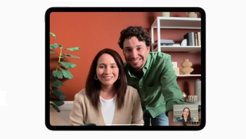 Di bagian depan, sistem kamera TrueDepth berpindah ke lokasi lanskap. Apple memasang kamera ultra-wide 12MP dengan Center Stage menjadikan pengalaman konferensi video dalam orientasi lanskap menjadi lebih baik. Foto: Apple