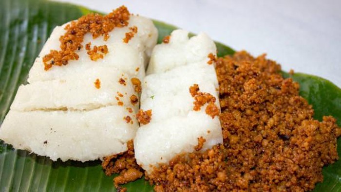 Jadah Blondo adalah makanan khas Solo yang dibuat dari beras ketan dan kelapa