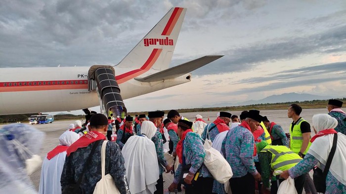 Pemberangkatan jemaah haji NTB di Bandara Internasional Lombok.
Foto: (Kementerian Agama NTB)