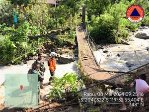 Camat Lembang Minta Pemkab Pinrang Perbaiki Jembatan Putus Akibat Longsor