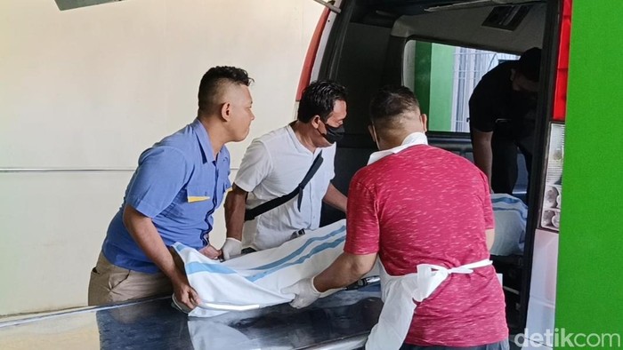 Jenazah S diberangkatkan ke rumah duka di Desa Depok, Kecamatan Kandeman, Batang, Rabu (8/5/2024) pagi.
