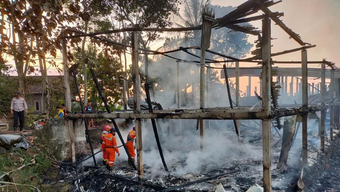 Kandang ayam milik peternak di Ambarawa, Kabupaten Semarang hangus terbakar.