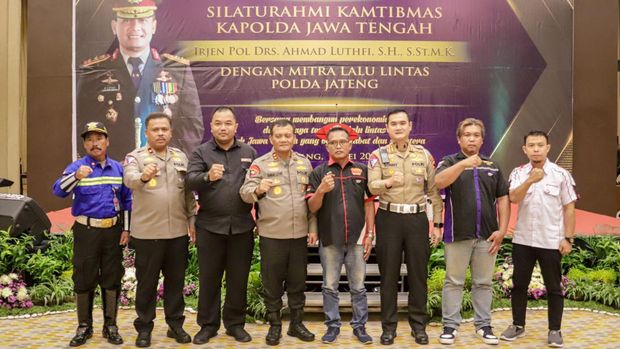 Kapolda Jawa Tengah Irjen Ahmad Luthfi menggelar halalbihalal dengan berbagai komunitas lalu lintas di Semarang, Rabu (8/4/2024).
