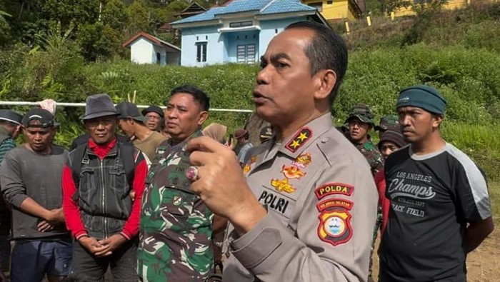 Kapolda Sulsel Irjen Andi Rian R Djajadi dan Pangdam XIV/Hasanuddin Mayjen Bobby Rinal Makmum.