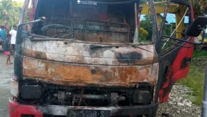 OTK melakukan pembakaran dua ekskavator dan truk milik kontraktor di Kabupaten Kepulauan Yapen, Papua.