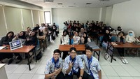 Sora Algamar, didampingi Rizad Prasetyo dan Faradj Farizi, membagikan tip dan trik menguasai aplikasi Figma di hadapan 93 mahasiswa Program Studi Humas Vokasi UI.