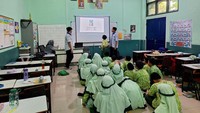 Selain berbagi dengan mahasiswa, para siswa ini pun turut berbagi dengan puluhan siswa SD kelas 4 dan 5 di Bekasi, Jawa Barat.