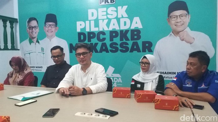 Ketua DPC Demokrat Adi Rasyid Ali (ARA) saat konferensi pers di kantor PKB Makassar.
