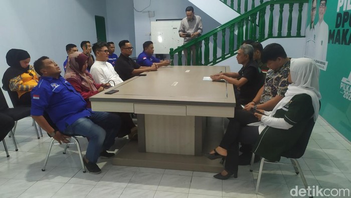 Ketua DPC Demokrat Makassar Adi Rasyid Ali (baju putih) saat mengambil formulir cawalkot di kantor PKB Makassar.