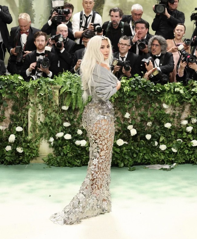 Penampilan Kim Kardashian itu juga memicu diskusi yang lebih luas tentang citra tubuh dan standar kecantikan yang diperlihatkannya. Penampilan ibu empat anak itu dinilai tidak nyata. Foto: dok. Instagram/@kimkardashian