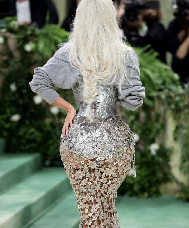 Komentar-komentar dari netizen di berbagai platform media sosial menyoroti kekhawatiran akan kesehatan Kim Kardashian akibat pemakaian korset yang terlalu ketat. Banyak yang berspekulasi apakah Kim telah menjalani operasi potong tulang iga untuk mendapatkan pinggang yang super kecil. Foto: dok. Instagram/@kimkardashian