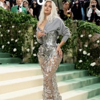 “Astaga, dia akan berada di rumah sakit pada akhir malam ini. Apakah mereka menghilangkan satu atau dua tulang rusuknya?!?!?” tulis netizen di X. Apakah dia telah menghilangkan tulang rusuknya? Ya Tuhan,” pendapat netizen yang serupa.  Foto: dok. Instagram/@kimkardashian