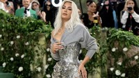 7 Gaya Kim Kardashian di Met Gala, Pinggang Ramping Disebut Potong Tulang Iga