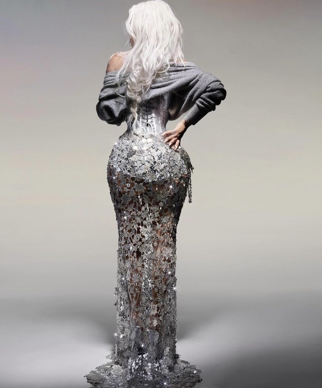 Bintang reality show 43 tahun itu tampil dalam balutan busana Maison Margiela yang terdiri dari korset, atasan seperti cardigan dan rok perak mengkilap. Foto: dok. Instagram/@kimkardashian