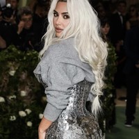 Penampilan Kim Kardashian di Met Gala 2024 memicu perbincangan hangat di media sosial. Bintang reality show itu tampil memukau dengan dress korset silver yang memperlihatkan pinggangnya yang tampak ekstrem ramping. Foto: dok. Instagram/@kimkardashian