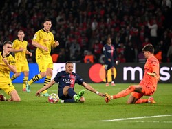 Bahkan Kylian Mbappe, yang masuk jajaran pesepakbola terhebat saat ini, pun tidak mampu menaklukkan Kobel. Foto: Getty Images/Matthias Hangst