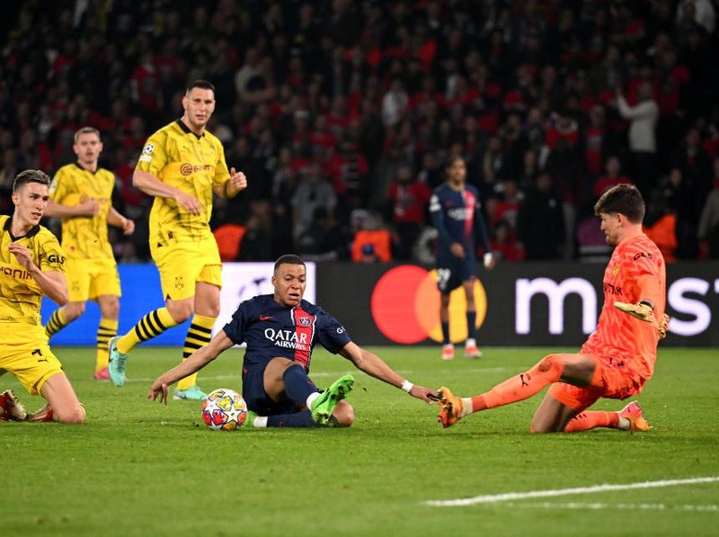 PARIS, FRANCE - MAY 07: Kylian Mbappe of Paris Saint-Germain goes down as he attempts a shot whilst under pressure from Gregor Kobel of Borussia Dortmund during the UEFA Champions League semi-final second leg match between Paris Saint-Germain and Borussia Dortmund at Parc des Princes on May 07, 2024 in Paris, France.  (Photo by Matthias Hangst/Getty Images)