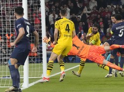 Ini salah satu aksi Kobel di bawah gawang Dortmund, menghadapi usaha Warren Zaire-Emery membobol gawangnya. Foto: AP/Frank Augstein