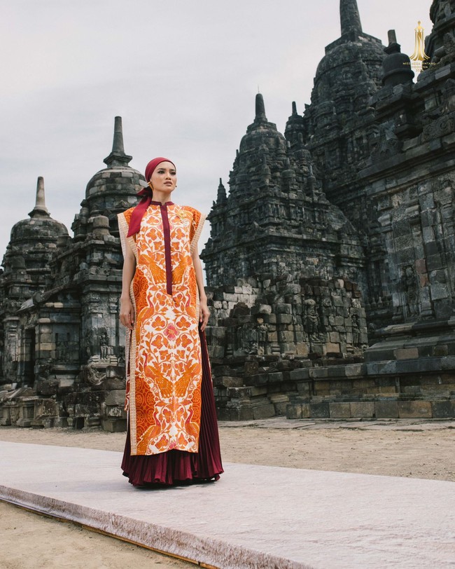 Inilah koleksi terbaru desainer Julianto X Iwan Tirta Private Collection. Koleksi terbaru Julianto ini ditampilkan oleh finalis Miss Mega Bintang 2024 di Candi Sewu, Yogyakarta. Foto: Dok. Julianto.