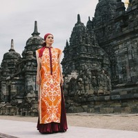 Inilah koleksi terbaru desainer Julianto X Iwan Tirta Private Collection. Koleksi terbaru Julianto ini ditampilkan oleh finalis Miss Mega Bintang 2024 di Candi Sewu, Yogyakarta. Foto: Dok. Julianto.