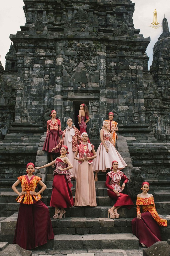 Inilah koleksi terbaru desainer Julianto X Iwan Tirta Private Collection. Koleksi terbaru Julianto ini ditampilkan oleh finalis Miss Mega Bintang 2024 di Candi Sewu, Yogyakarta. Foto: Dok. Julianto.