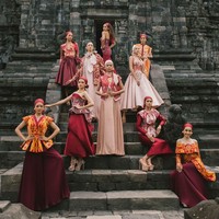 Inilah koleksi terbaru desainer Julianto X Iwan Tirta Private Collection. Koleksi terbaru Julianto ini ditampilkan oleh finalis Miss Mega Bintang 2024 di Candi Sewu, Yogyakarta. Foto: Dok. Julianto.