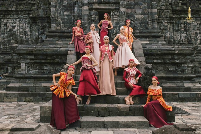 Inilah koleksi terbaru desainer Julianto X Iwan Tirta Private Collection. Koleksi terbaru Julianto ini ditampilkan oleh finalis Miss Mega Bintang 2024 di Candi Sewu, Yogyakarta. Foto: Dok. Julianto.