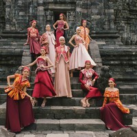 Inilah koleksi terbaru desainer Julianto X Iwan Tirta Private Collection. Koleksi terbaru Julianto ini ditampilkan oleh finalis Miss Mega Bintang 2024 di Candi Sewu, Yogyakarta. Foto: Dok. Julianto.