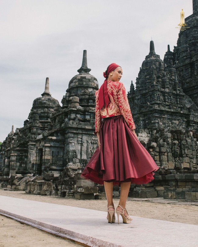 Inilah koleksi terbaru desainer Julianto X Iwan Tirta Private Collection. Koleksi terbaru Julianto ini ditampilkan oleh finalis Miss Mega Bintang 2024 di Candi Sewu, Yogyakarta. Foto: Dok. Julianto.