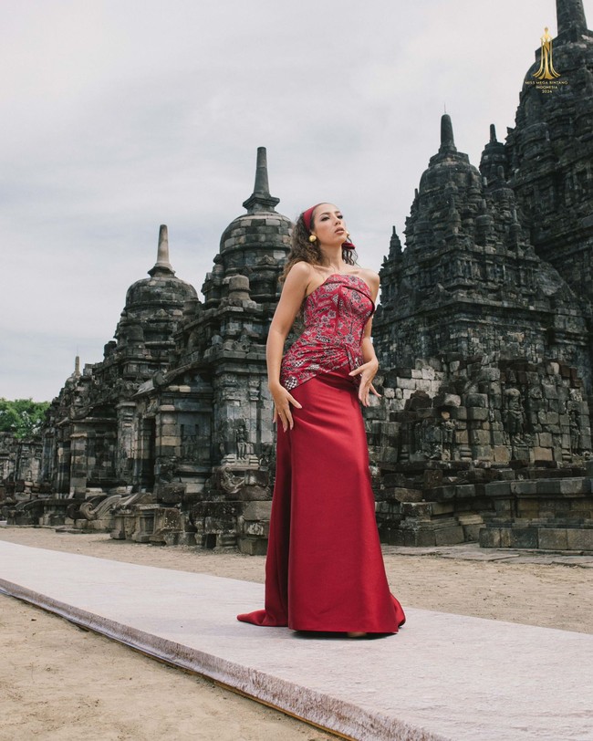Inilah koleksi terbaru desainer Julianto X Iwan Tirta Private Collection. Koleksi terbaru Julianto ini ditampilkan oleh finalis Miss Mega Bintang 2024 di Candi Sewu, Yogyakarta. Foto: Dok. Julianto.