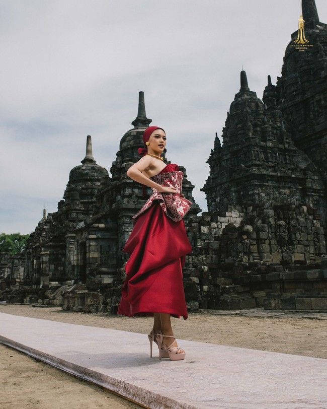 Inilah koleksi terbaru desainer Julianto X Iwan Tirta Private Collection. Koleksi terbaru Julianto ini ditampilkan oleh finalis Miss Mega Bintang 2024 di Candi Sewu, Yogyakarta. Foto: Dok. Julianto.