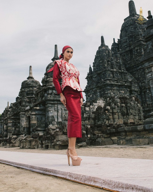 Inilah koleksi terbaru desainer Julianto X Iwan Tirta Private Collection. Koleksi terbaru Julianto ini ditampilkan oleh finalis Miss Mega Bintang 2024 di Candi Sewu, Yogyakarta. Foto: Dok. Julianto.