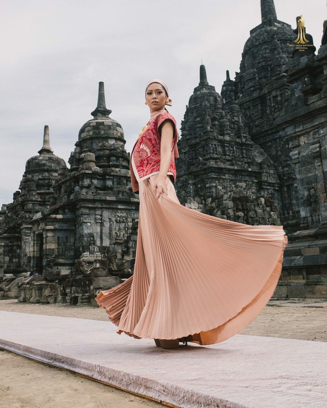 Inilah koleksi terbaru desainer Julianto X Iwan Tirta Private Collection. Koleksi terbaru Julianto ini ditampilkan oleh finalis Miss Mega Bintang 2024 di Candi Sewu, Yogyakarta. Foto: Dok. Julianto.