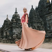 Inilah koleksi terbaru desainer Julianto X Iwan Tirta Private Collection. Koleksi terbaru Julianto ini ditampilkan oleh finalis Miss Mega Bintang 2024 di Candi Sewu, Yogyakarta. Foto: Dok. Julianto.