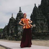 Inilah koleksi terbaru desainer Julianto X Iwan Tirta Private Collection. Koleksi terbaru Julianto ini ditampilkan oleh finalis Miss Mega Bintang 2024 di Candi Sewu, Yogyakarta. Foto: Dok. Julianto.