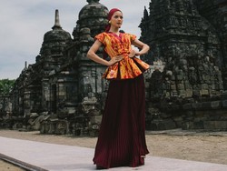 9 Foto Busana Karya Julianto X Iwan Tirta, Diperagakan Miss Mega Bintang