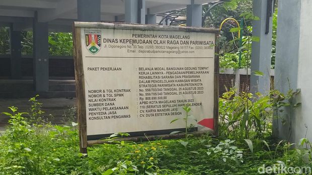 Kondisi bangunan gardu pandang yang berada di jalur keluar pengunjung Gunung Tidar, Magelang, Rabu (8/5/2024).