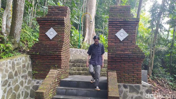 Kondisi bangunan gardu pandang yang berada di jalur keluar pengunjung Gunung Tidar, Magelang, Rabu (8/5/2024).